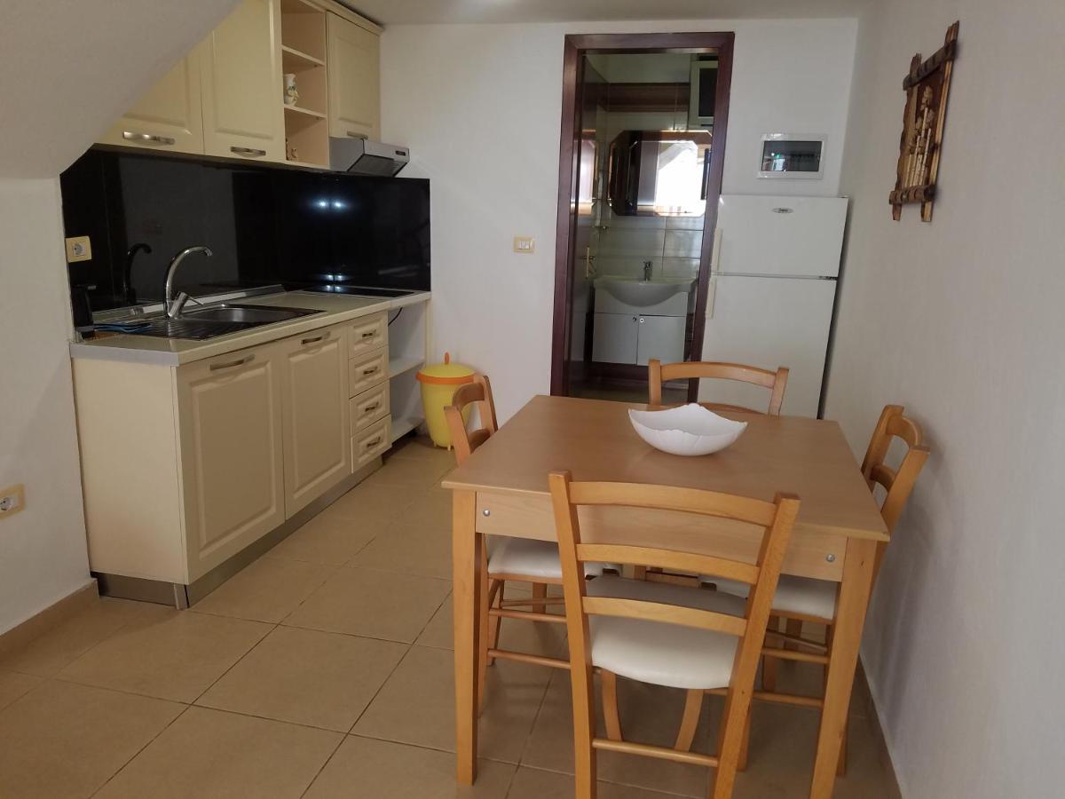 Apartamente Duplex Berti Sarandë エクステリア 写真
