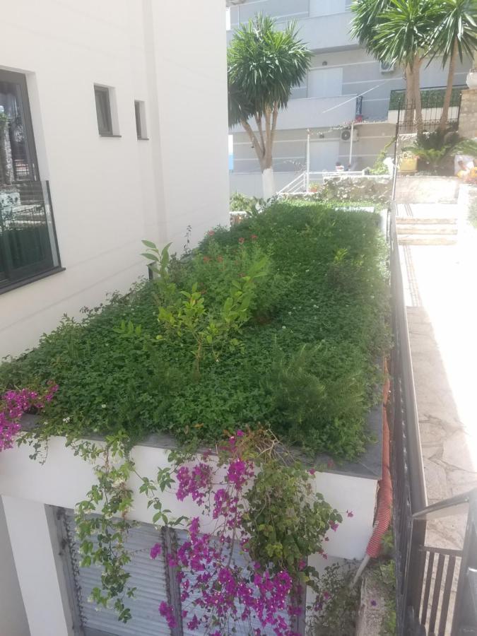 Apartamente Duplex Berti Sarandë エクステリア 写真